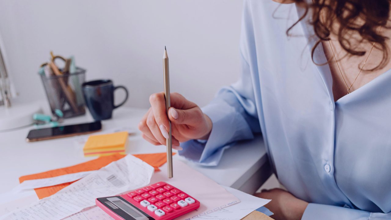 Persona amb calculadora